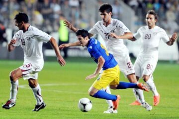 Daniel Oros (stânga) si Glauber Berti (dreapta), de la Rapid București, se luptă pentru balon cu Laurențiu Marinescu (C), de la Petrolul Ploiești, în timpul meciului din etapa a V-a a Ligii I. Foto: MediaFax