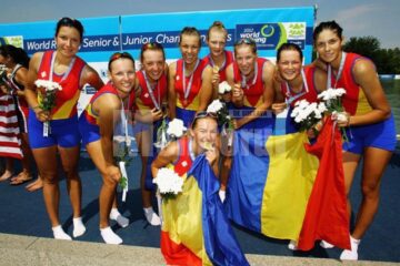Echipajul de 8+1 al României sărbătorește cucerirea titlului mondial de juniori Foto zimbio.com