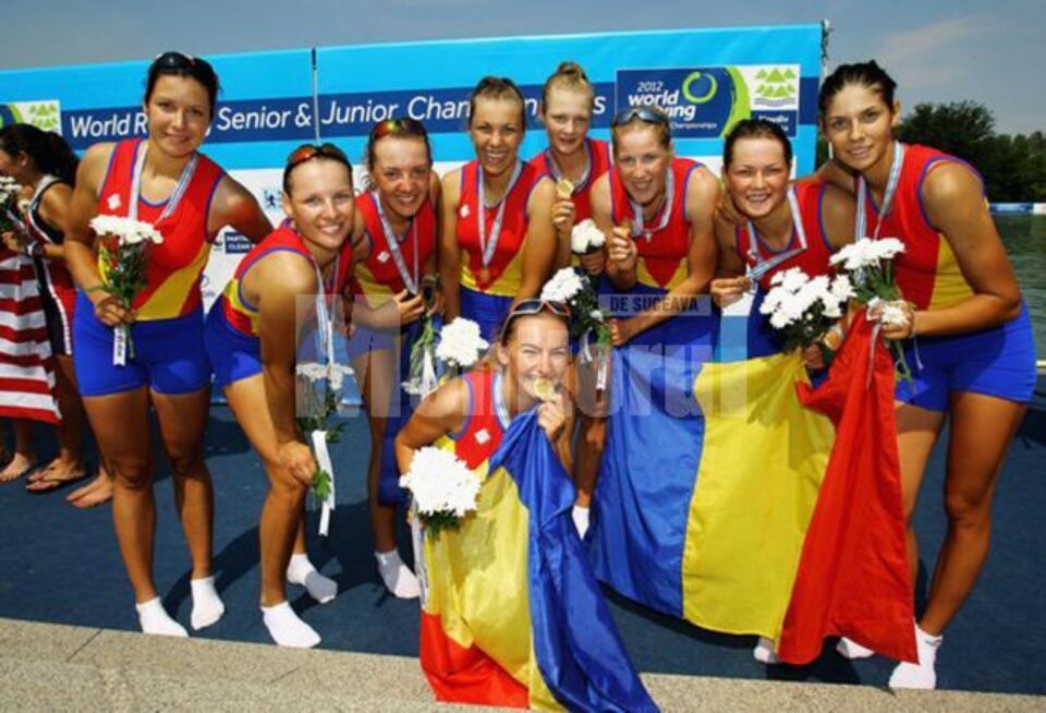 Echipajul de 8+1 al României sărbătorește cucerirea titlului mondial de juniori Foto zimbio.com Echipajul de 8+1 al României sărbătorește cucerirea titlului mondial de juniori Foto zimbio.com
