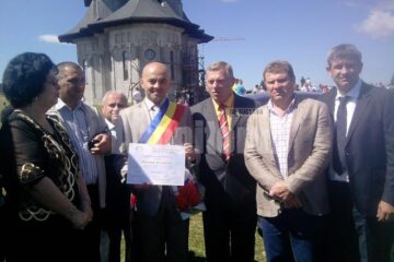 Dumitru Morhan, înconjurat de primarul din Borșa și magnatul ucrainean Viacheslav Dobrovolskiy la Hora de la Prislop