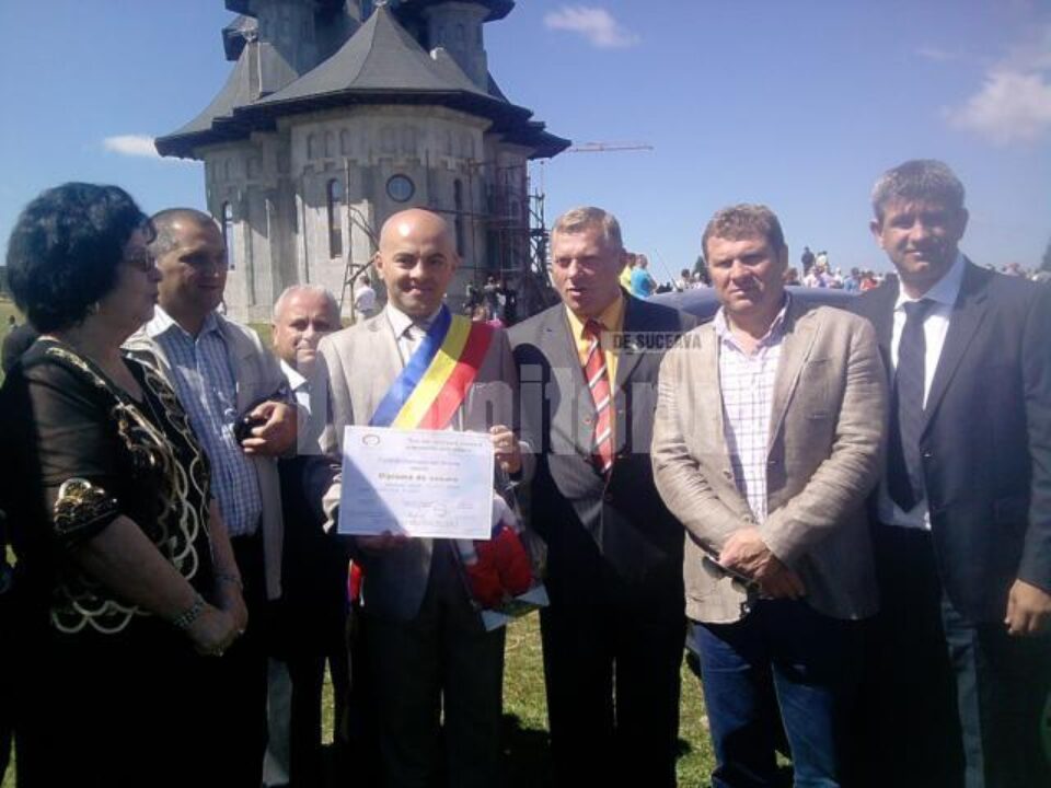 Dumitru Morhan, înconjurat de primarul din Borșa și magnatul ucrainean Viacheslav Dobrovolskiy la Hora de la Prislop