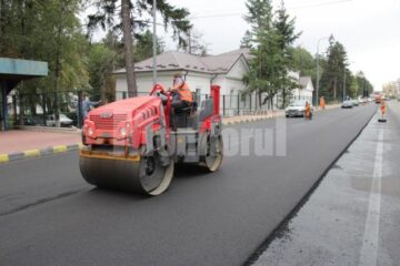 Constructorii au reclamat faptul că șoferii indisciplinați strică stratul de uzură, intrând cu mașinile pe el imediat după ce a fost turnat