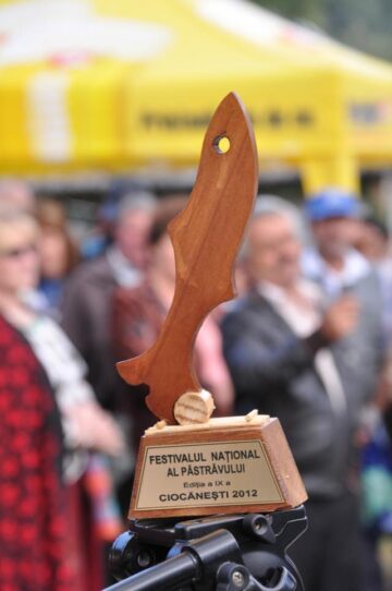 Trofeul Festivalului pentru Gheorghe Tomoioagă. Foto: Stefan CHIRILUȘ