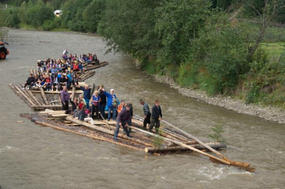 Cu pluta pe Bistrița. Foto: Stefan CHIRILUȘ