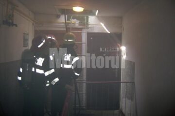 Trei locatari au fost evacuați, iar unul dintre ei a avut nevoie de îngrijiri medicale