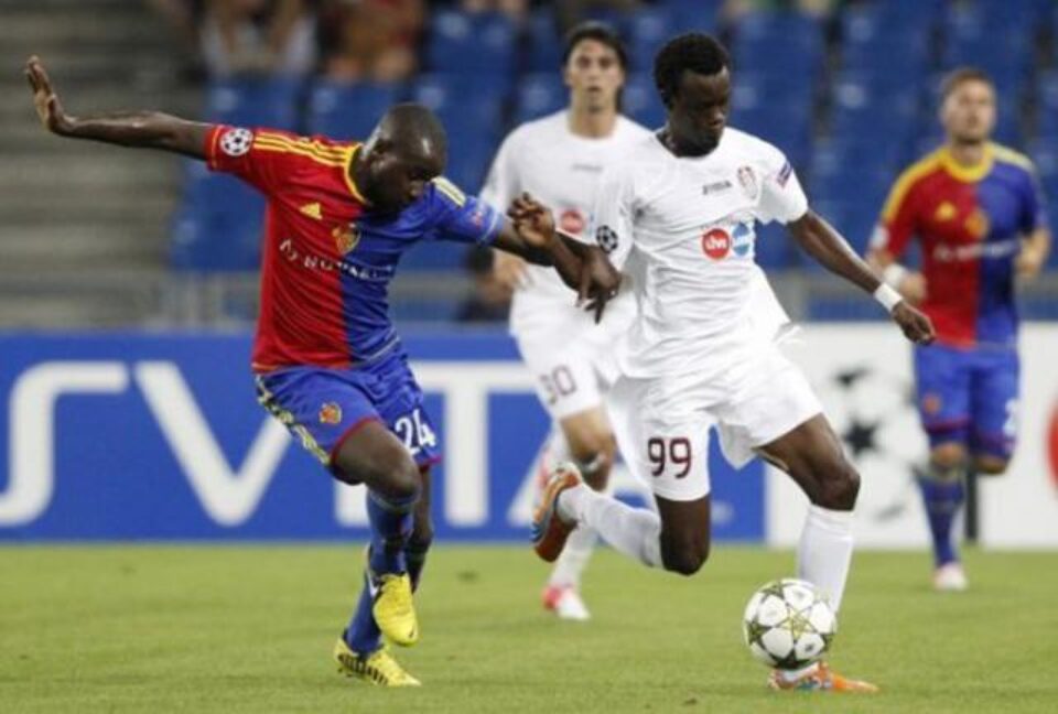 Sougou (în tricou alb) a fost cel mai bun jucător de pe teren în meciul de la Basel