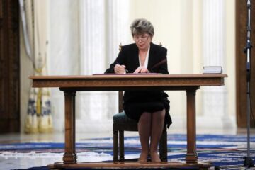 Mona Pivniceru a depus, ieri, jurământul de învestitură în funcția de ministru al Justiției. Foto: Sorin LUPȘA