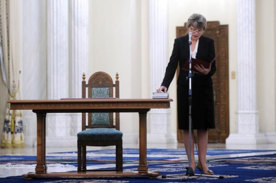 Mona Pivniceru a depus, ieri, jurământul de învestitură în funcția de ministru al Justiției. Foto: Sorin LUPȘA