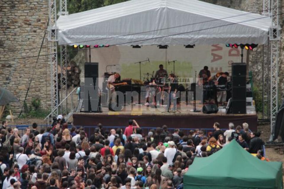 Spectatori la festivalul de rock din Cetatea Sucevei