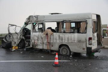 Accident teribil la Stroiești: un mort și 16 răniți
