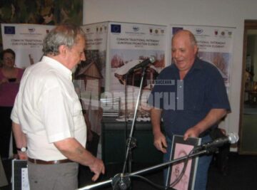 Ion Drăgușanul înmânându-i lui Ion Beldeanu portretul realizat de PIM