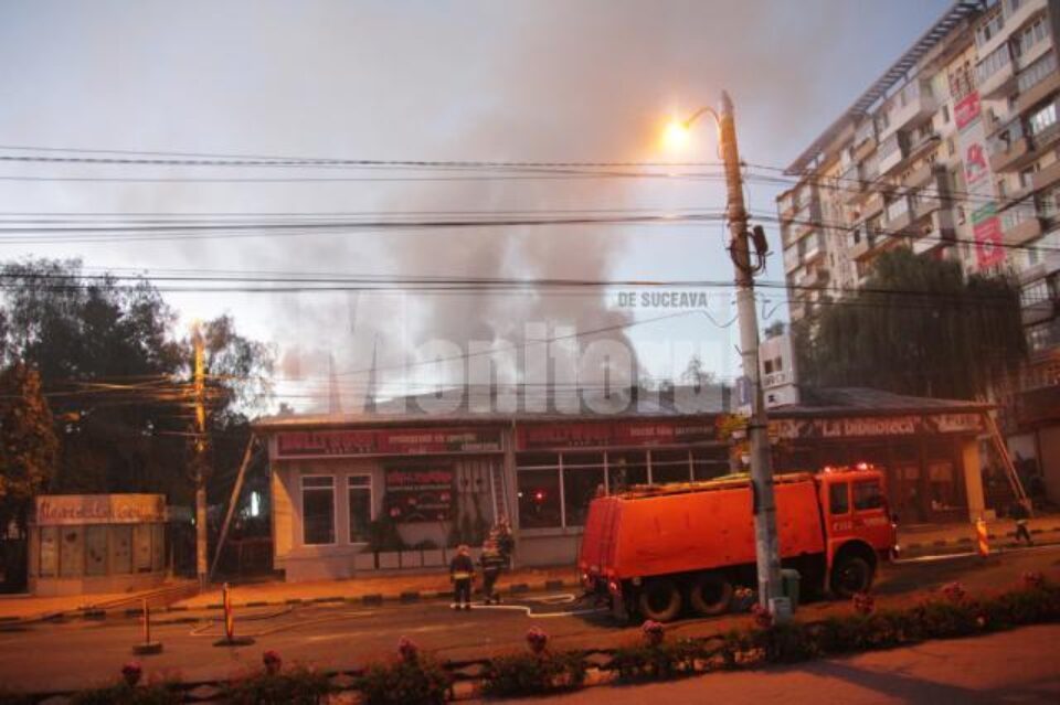 Restaurantul Hollywood și pub-ul La Bibliotecă, de peste drum de primărie, mistuite de flăcări