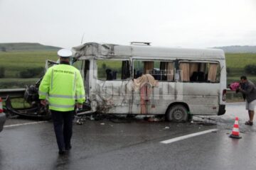 Microbuzul s-a transformat într-un morman de fiare contorsionate