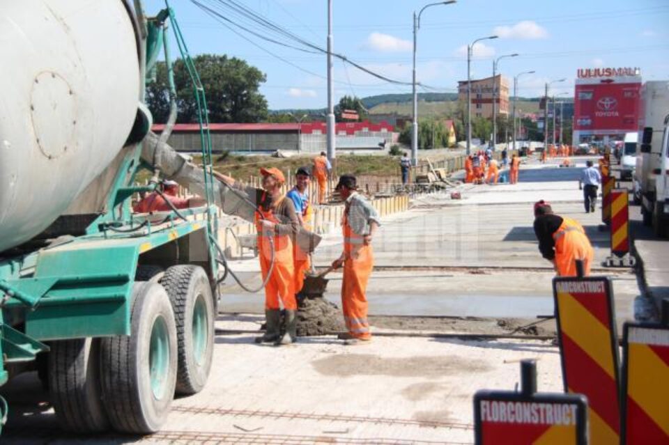 Lucrările de refacere a podului înclinat de peste râul Suceava
