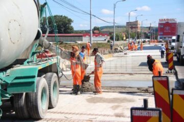 Lucrările de refacere a podului înclinat de peste râul Suceava