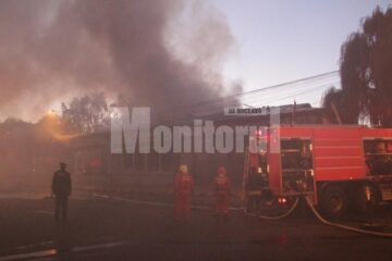 Un nor de fum negru și înecăcios a cuprins întreaga zonă