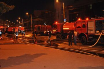 10 autospeciale de pompieri de la Suceava, Fălticeni, Rădăuți și Solca au intervenit la fața locului. Foto: Alex Sofian