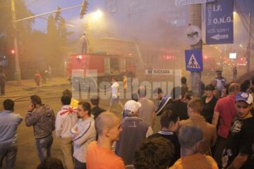 Zeci de curioși s-au adunat să vadă ce s-a întâmplat