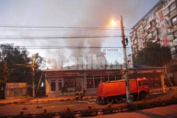 Cele două localuri se află chiar peste drum de primărie
