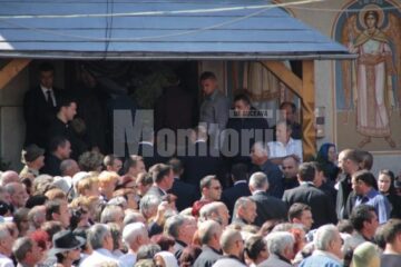 Președintele Traian Băsescu, intrând în biserică