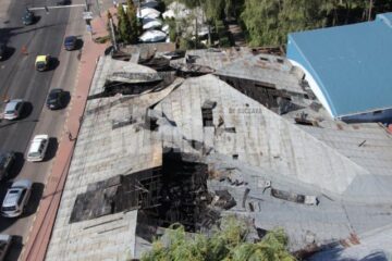 Acoperișul clădirii în care funcționează restaurantul și pub-ul