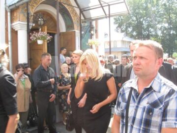Elena Udrea a plecat plângând de la slujba de înmormântare