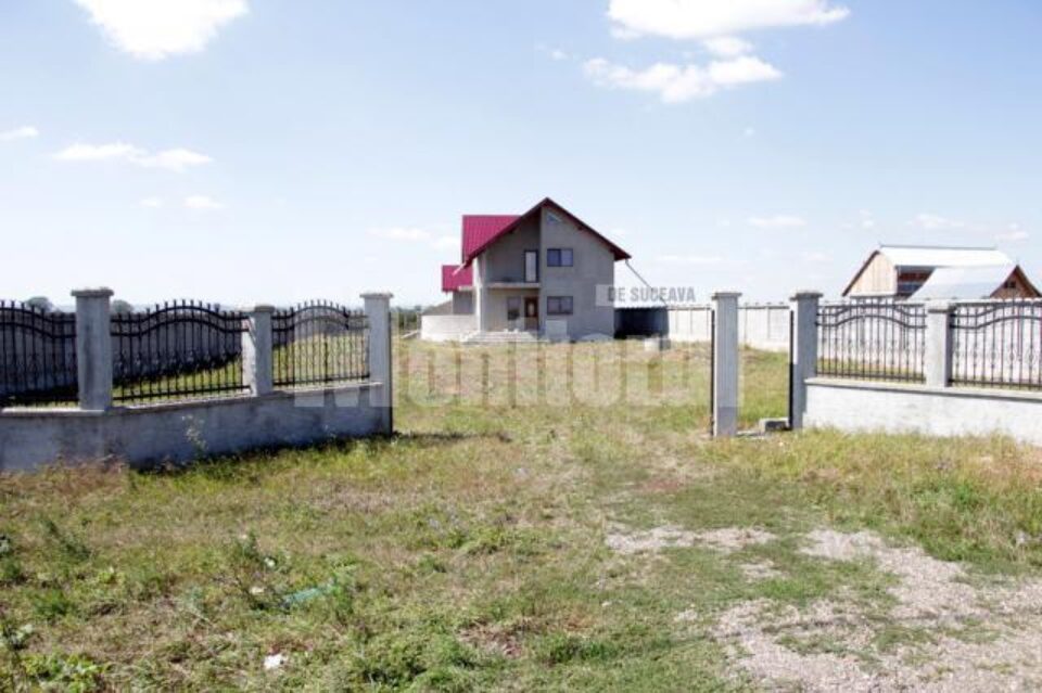 Două porți mari și una mică, de aproape 700 de kilograme, au dispărut în noapte de la intrarea în curtea casei primarului Dănuț Gavriliuc, din Verești