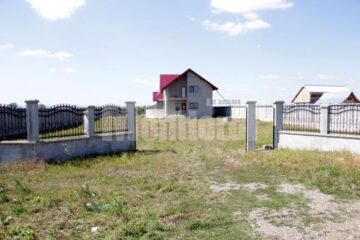 Două porți mari și una mică, de aproape 700 de kilograme, au dispărut în noapte de la intrarea în curtea casei primarului Dănuț Gavriliuc, din Verești