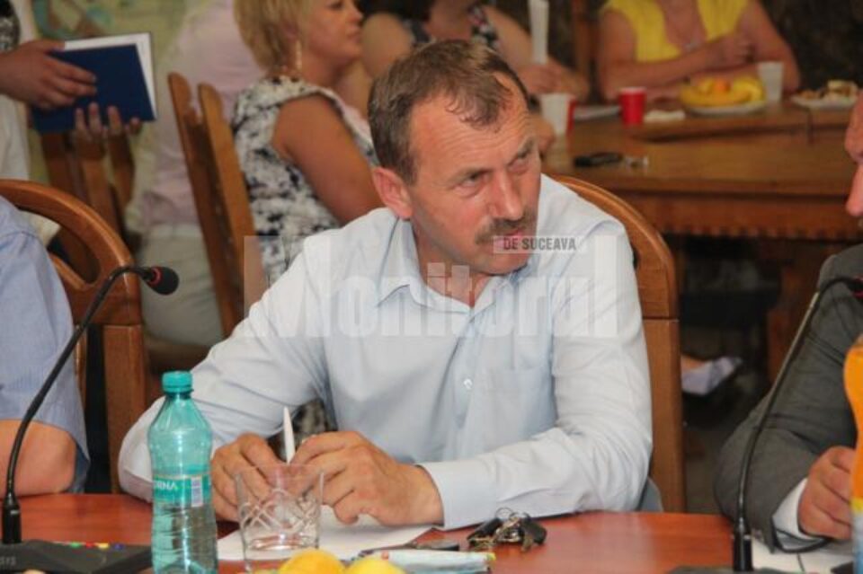 Consilierul PP-DD Adrian Arămescu s-a prăbușit cu tot cu scaun, care s-a desfăcut în mai multe bucăți