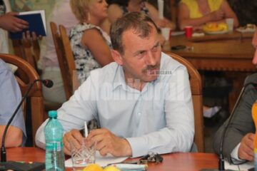 Consilierul PP-DD Adrian Arămescu s-a prăbușit cu tot cu scaun, care s-a desfăcut în mai multe bucăți
