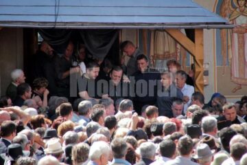 Gheorghe Flutur a stat permanent lângă sicriul în care se afla soția sa