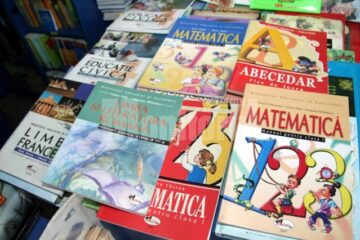 Manualele vor fi distribuite în școli de către Depozitul Județean de Manuale