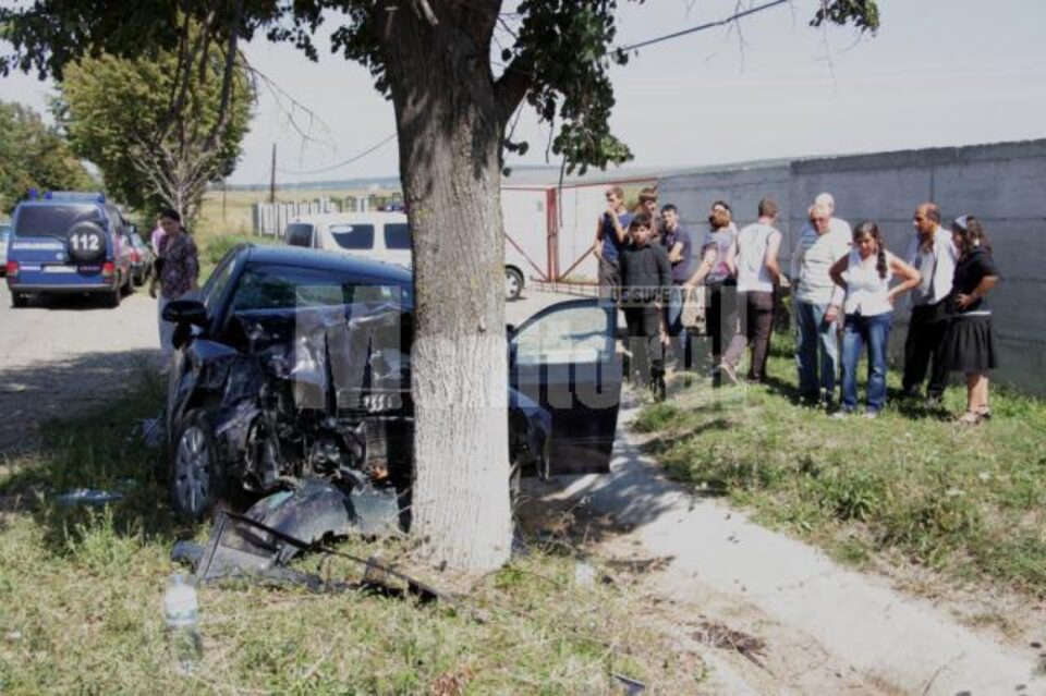 Autoturismul Audi A 4 a fost aruncat într-un copac de pe marginea drumului