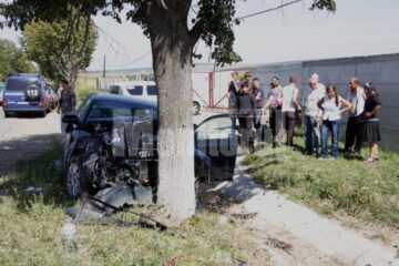 Autoturismul Audi A 4 a fost aruncat într-un copac de pe marginea drumului