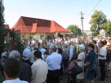Sute de credincioși, prezenți la slujba arhierească de la Parohia „Sf. Petru și Pavel” Zamca