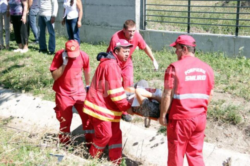 Șoferul și familia sa din autoturismul Audi au fost transportați la spital