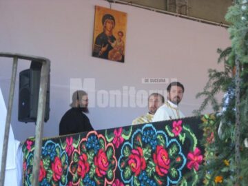 Parohul bisericii ucrainene de pe Zamca, preotul Mihai Maghiar, cel din mijloc