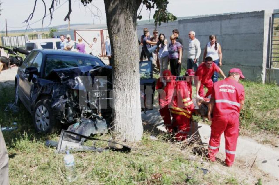 Un echipaj Smurd a acordat primul ajutor victimelor și le-a transportat la spital