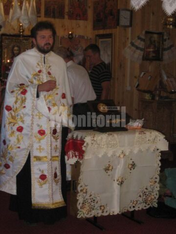 Racla cu moaste ale sfintilor ucraineni asezata in biserica spre inchinarea credinciosilor