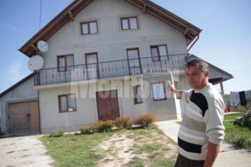 Mircea Iremciuc în fața propriei case