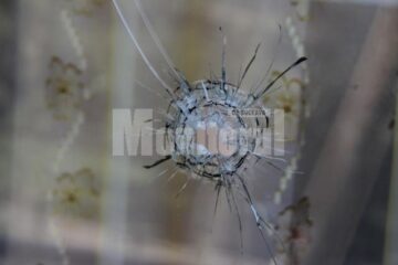 Gloanțele au trecut prin geamul de la ușă si au intrat în cameră