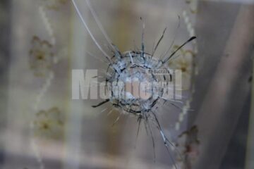 Gloanțele au trecut prin geamul de la ușă si au intrat în cameră