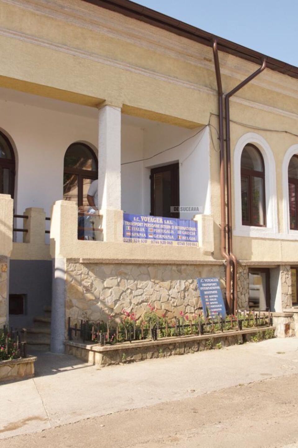 În față la Adriana Voiaj, bannerele firmei Voyager -teoretic închisă de mai mulți ani