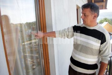 Gloanțele au trecut prin două geamuri înainte de a intra în cameră