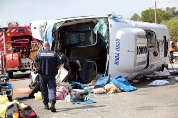 Autocarul răsturnat în Franța. Foto: MEDIAFAX