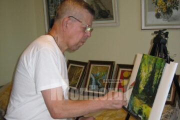 Ștefan Danilevici pictează ascultând discret muzică instrumentală