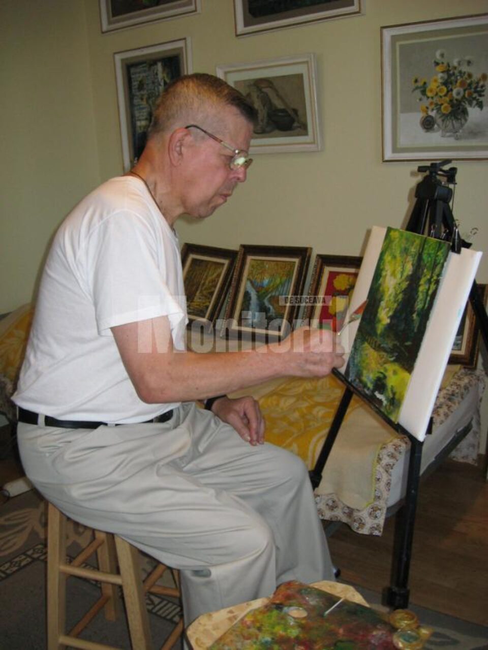 Ștefan Danilevici pictează ascultând discret muzică instrumentală