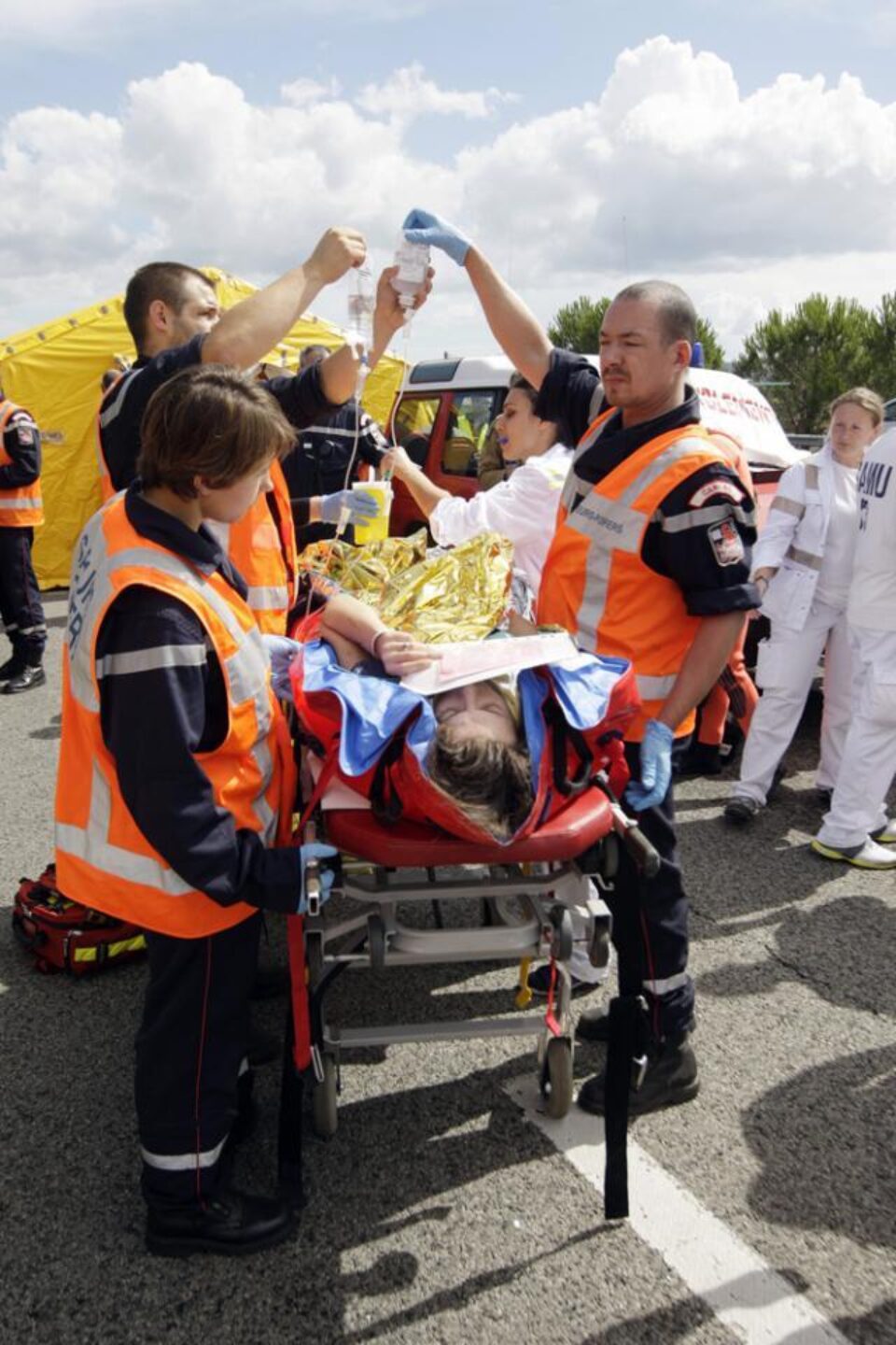 Numărul sucevenilor răniți după ce un autocar s-a răsturnat duminică pe o autostradă din Franța a crescut la 15. Foto: MEDIAFAX