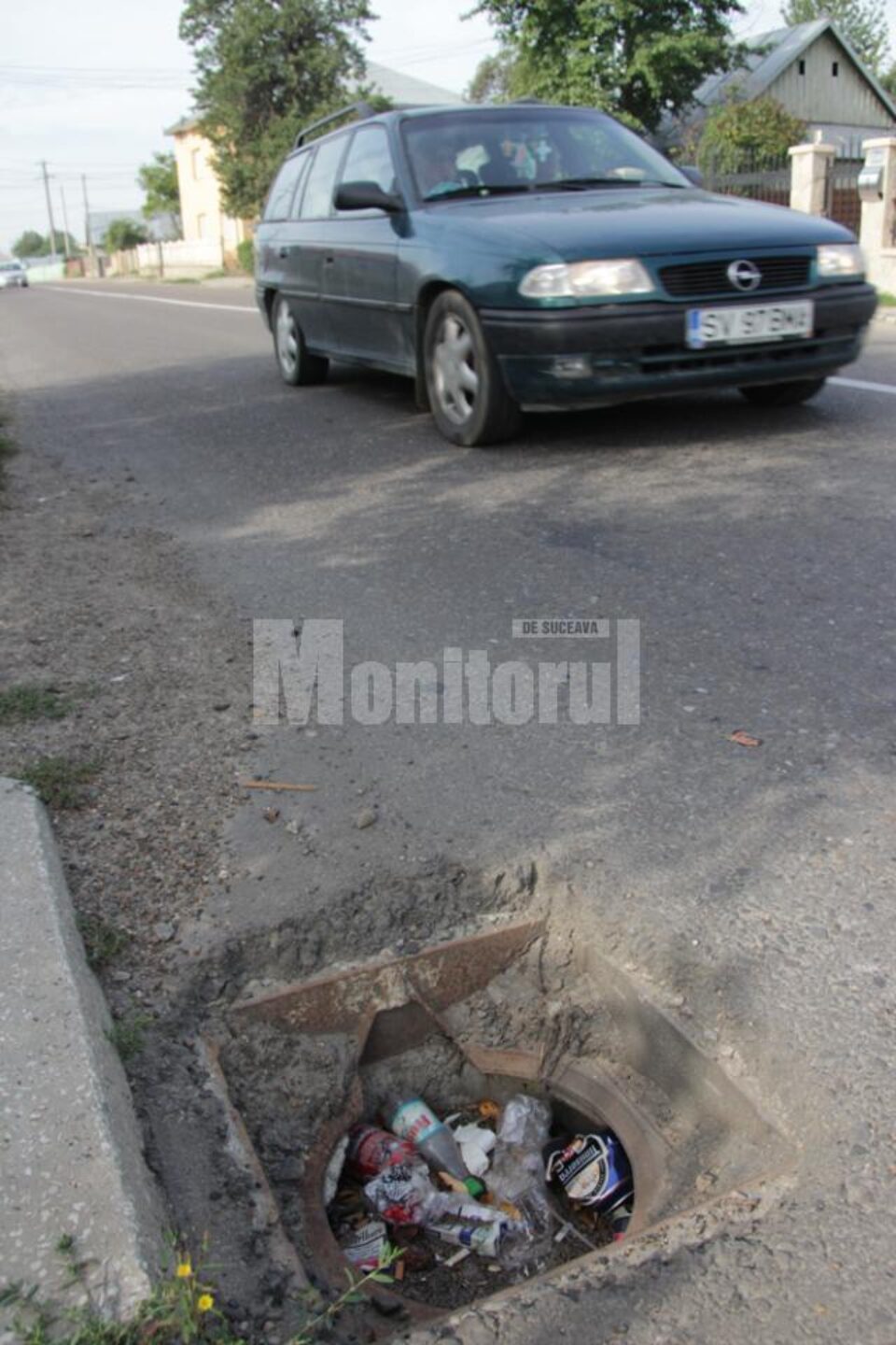 Canalele descoperite reprezintă un pericol nu doar pentru șoferi, ci și pentru pietoni Canalele descoperite reprezintă un pericol nu doar pentru șoferi, ci și pentru pietoni