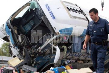 Accidentul s-a produs din cauza exploziei unui cauciuc al autocarului aparținând firmei Roșu Tour